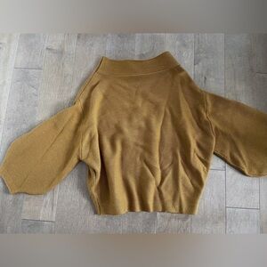 💛 Sweater from 🇯🇵 Japan.